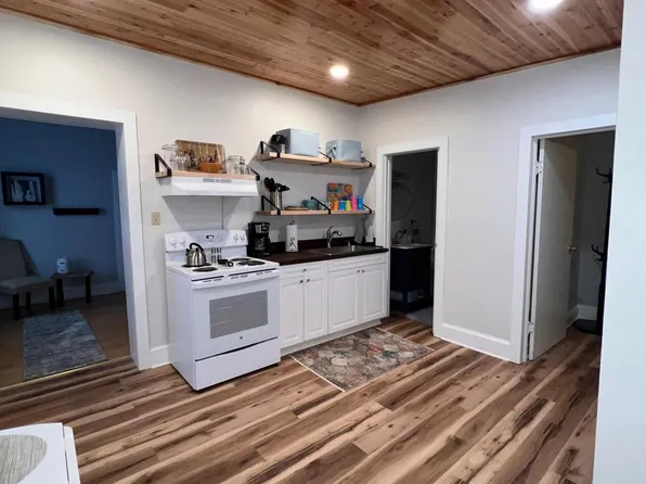 102 N Lawrence St, Charles Town, WV 25414