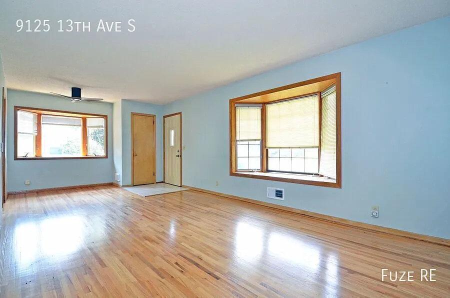 Beautiful 4-Bed, 2-Bath Home in Bloomington - Available Now! — Photo 4