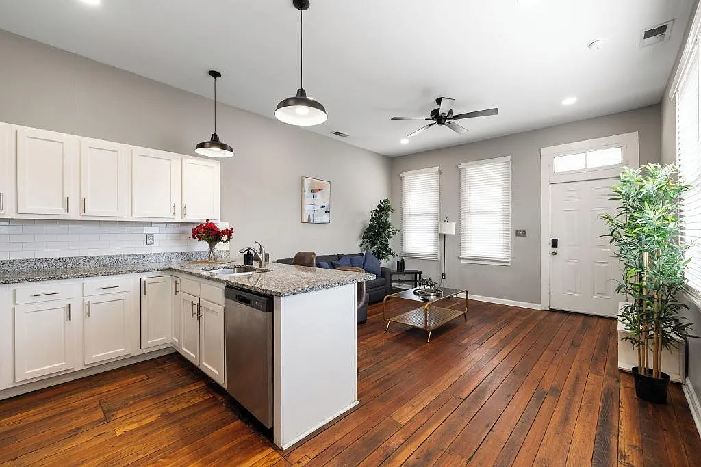 736 E Burnett Ave — Photo 4