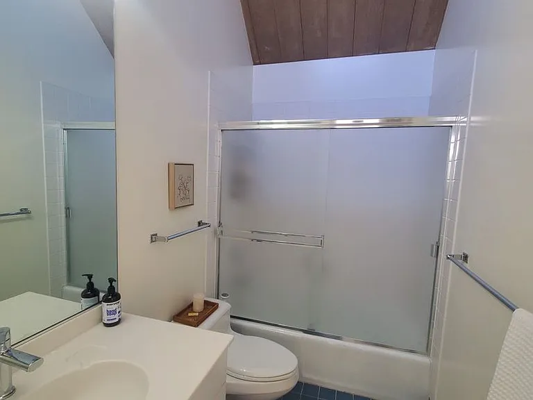 2133 Filbert St — Photo 16