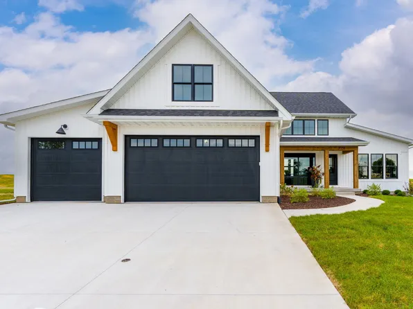 7131 Black Oak Dr, Bettendorf, IA 52722