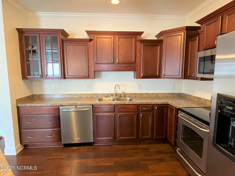 2059 A Cambria Dr — Photo 2