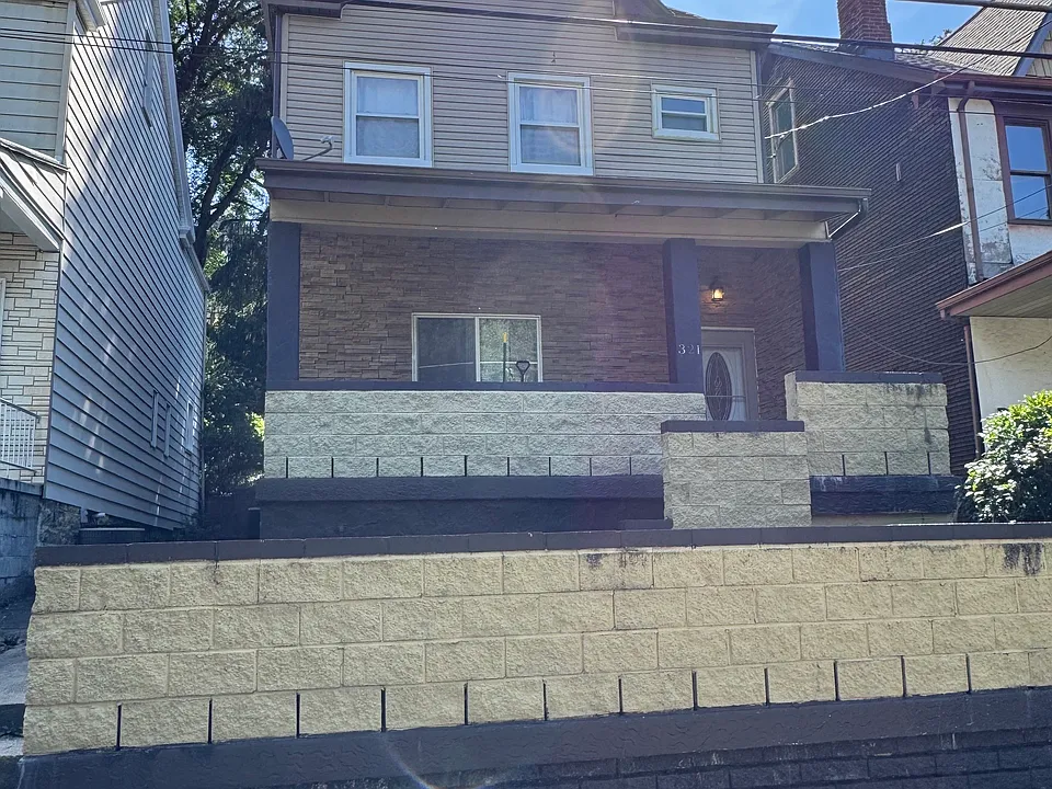 321 Clarence St