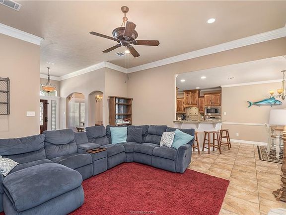 5th image of 3208 Woodcrest Dr
