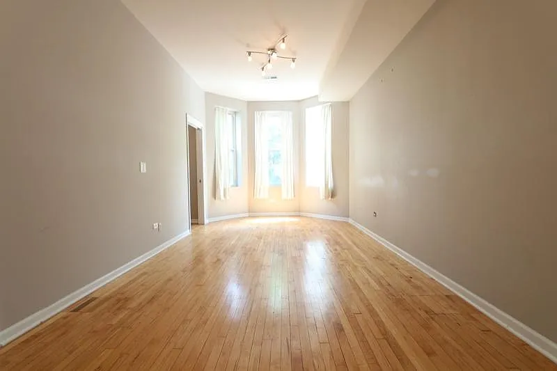 Building Photo - 1438 W Flournoy St #2F