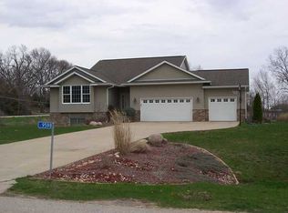 9598 Darrell Dr, Cedar Rapids, IA 52411