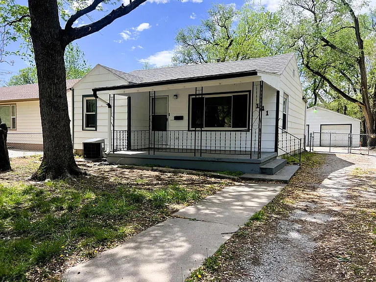 141 S Custer Ave — Photo 1