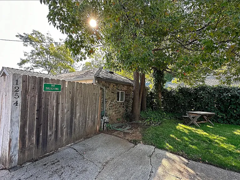 1254 Live Oak Ln — Photo 8