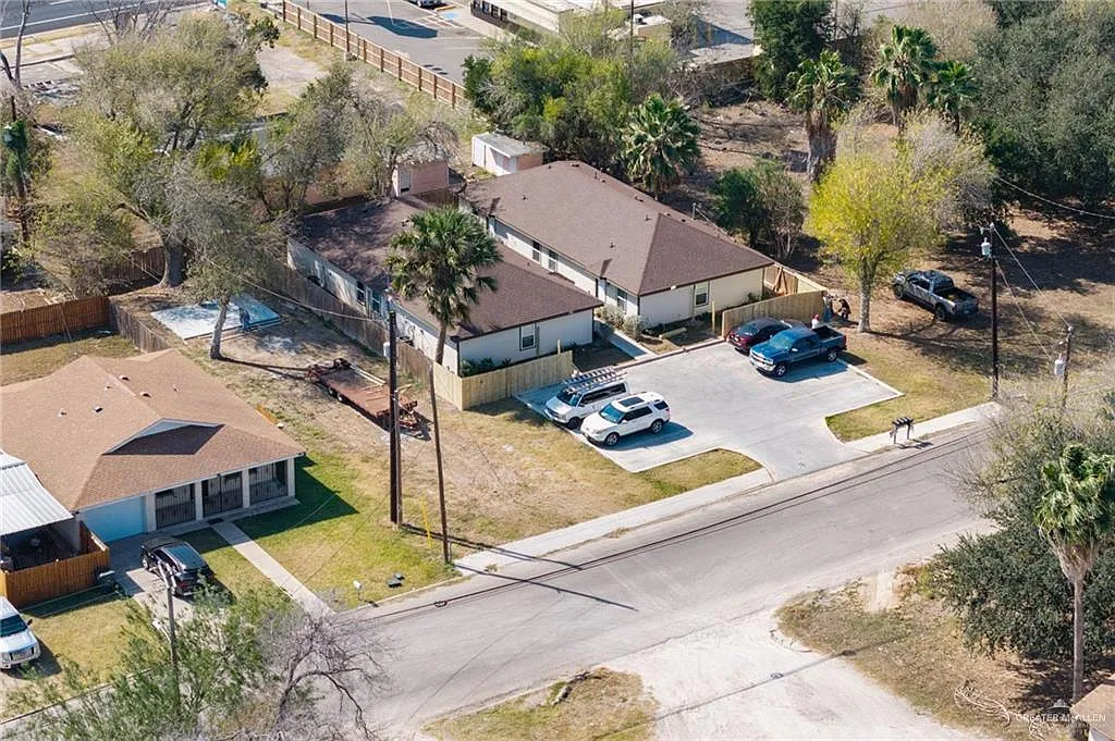 Building Photo - 906 E Tom Landry St #2