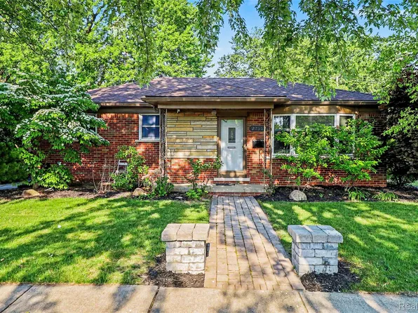27591 Little Mack Ave, Saint Clair Shores, MI 48081