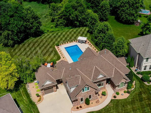 15217 Oakwood Dr, Urbandale, IA 50323
