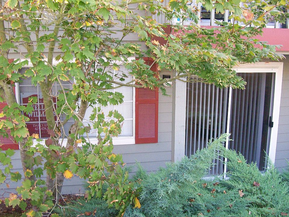 Very well kept ground floor 2 bedroom, 2 bath condo.