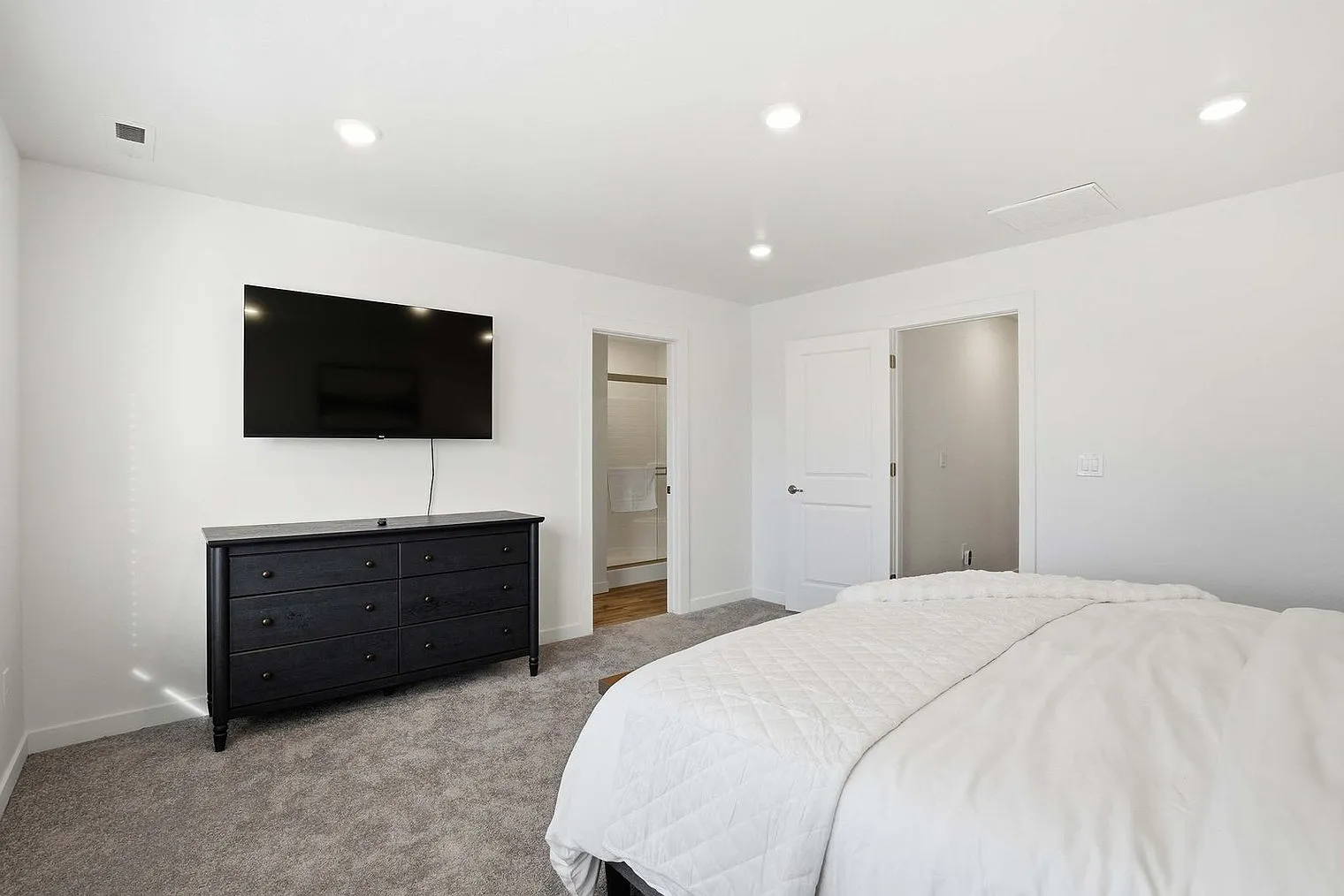 4 bed, 2.0 bath, 1926 sqft, $4,885 — Photo 4