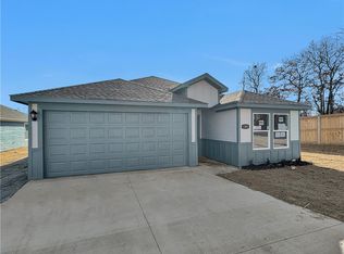 1301 Chavis St, Gentry, AR 72734