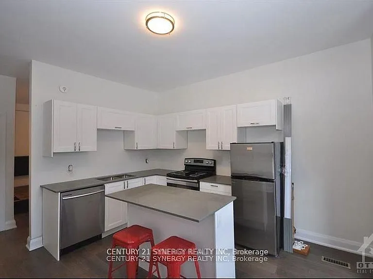 571 McLeod St #1A — Photo 4