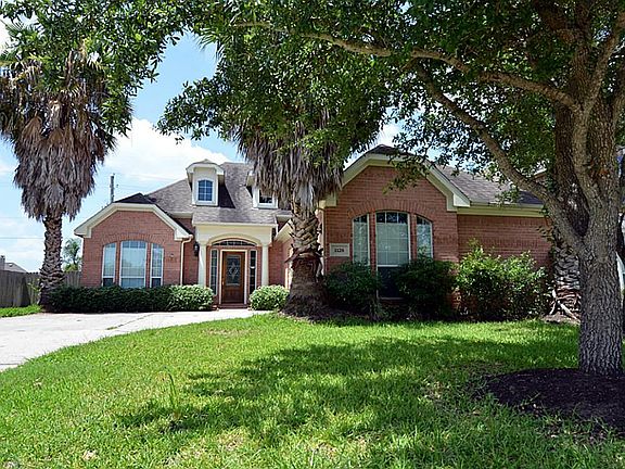 Great front yard with mature tree providing great shade from the summer heat.