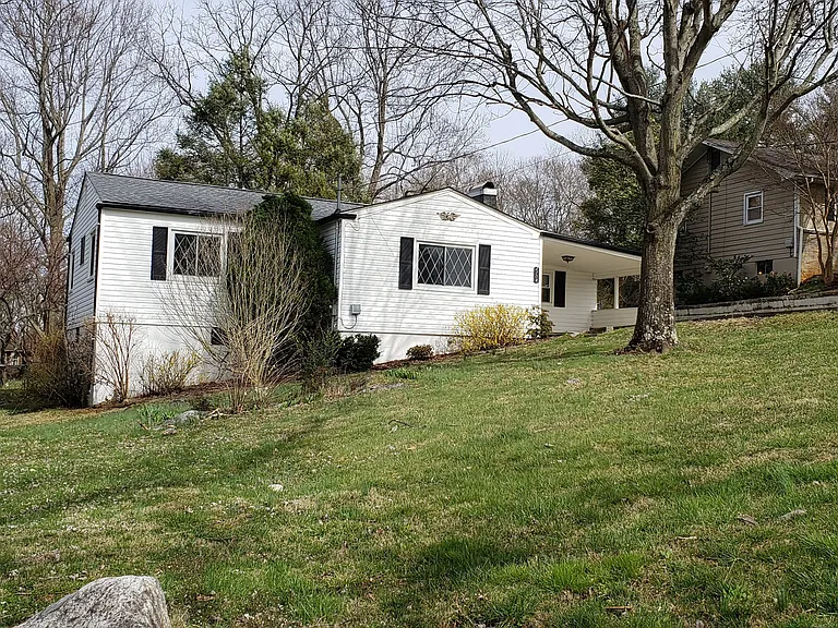 2704 Redbud St — Photo 2