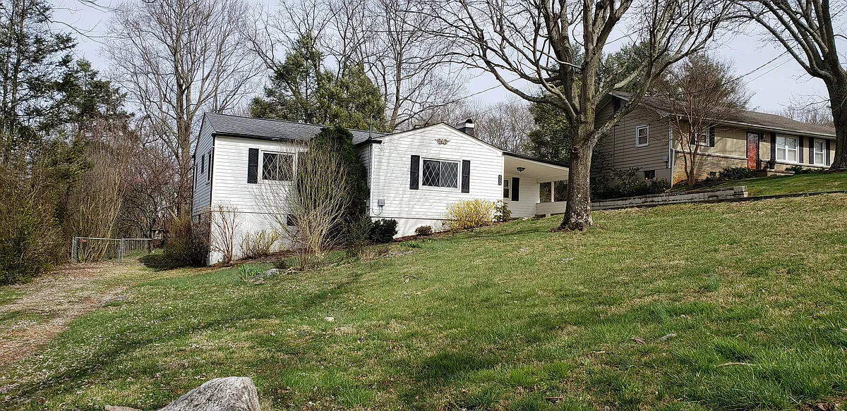 Building Photo - 2704 Redbud St