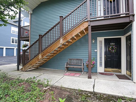 5th image of 382 Cambridge Dr