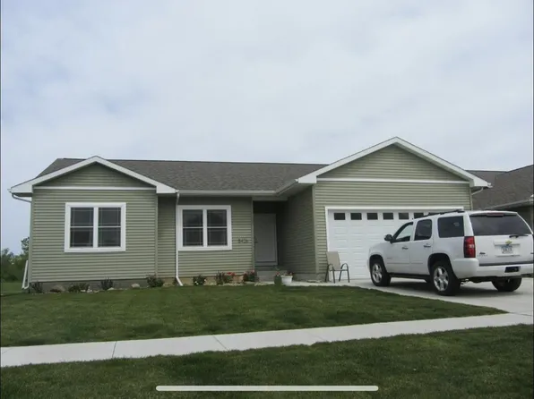 5426 Glacier Dr, Cedar Falls, IA 50613