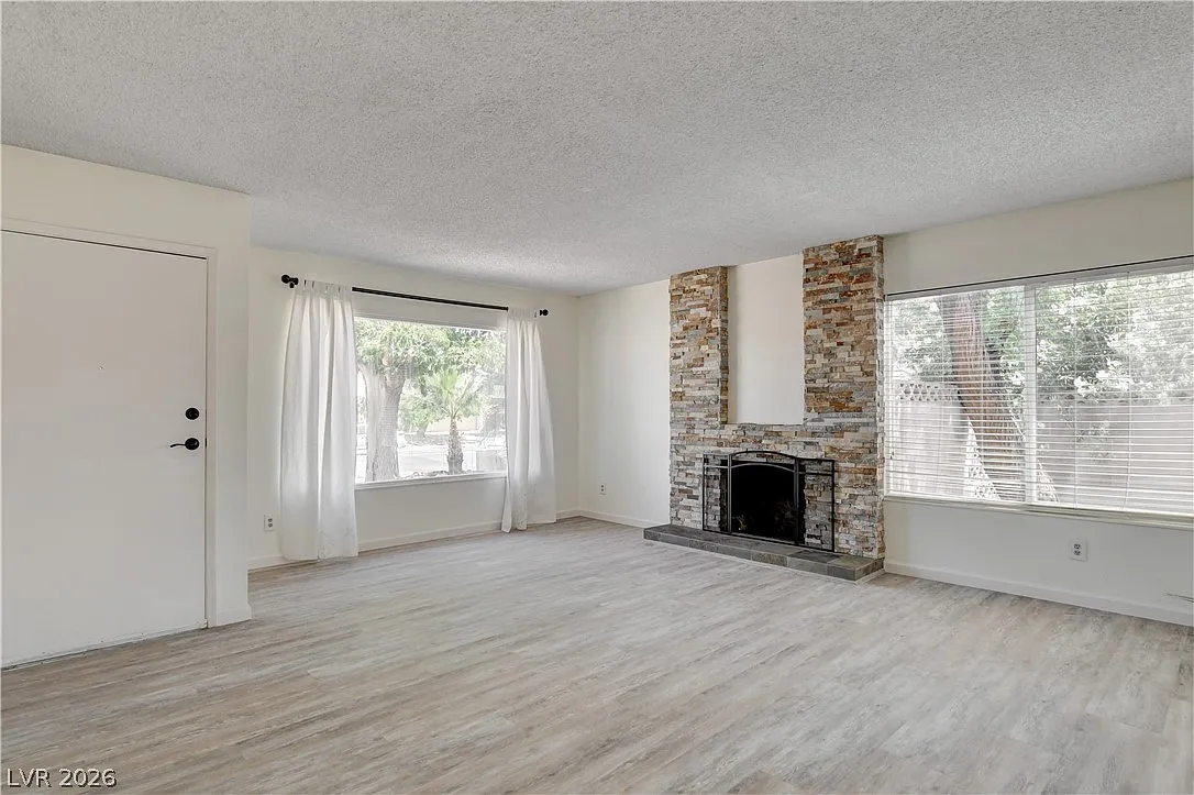 3 bed, 2.0 bath, 1393 sqft, $2,075 — Photo 2