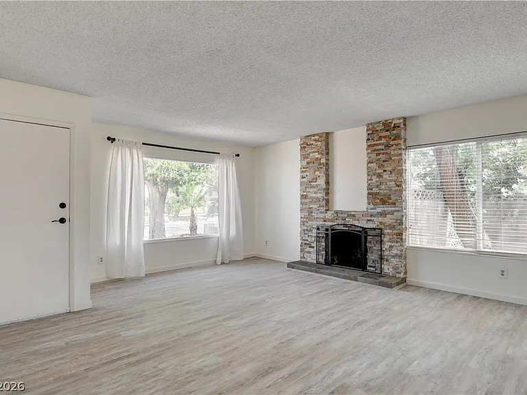 2085 Wagonwheel Ave — Photo 2
