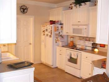 4th image of 4002 Huntington Ln