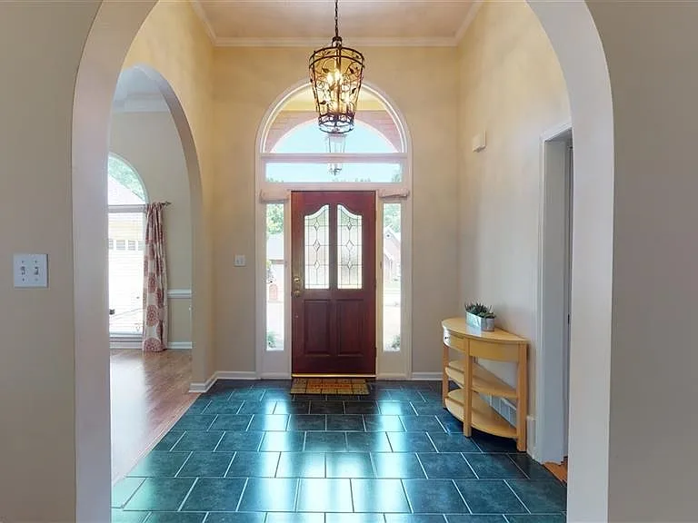 605 Alexandria Dr — Photo 2