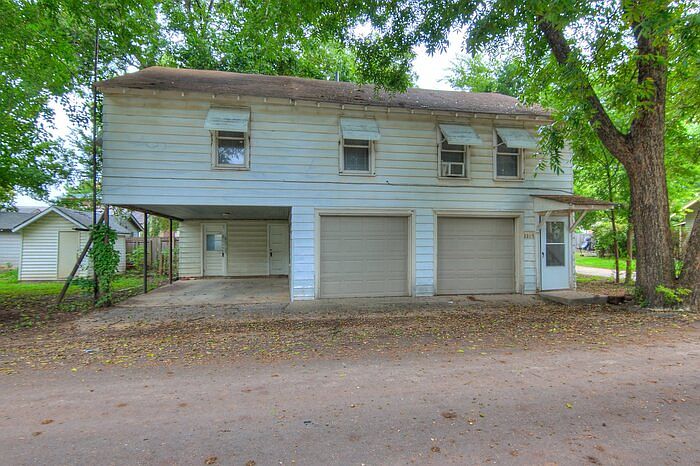 1st image of 221.5 Emelyn St #221.5