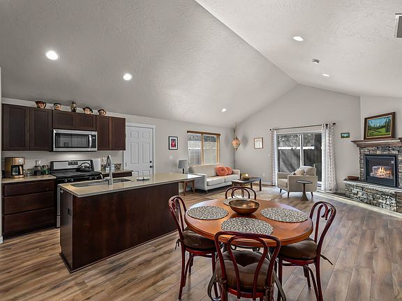3rd image of 61162 Geary Dr
