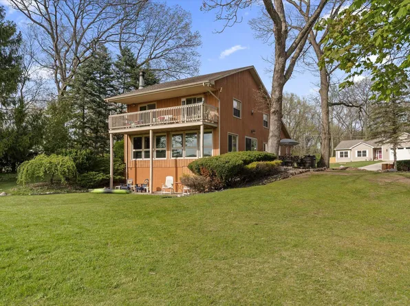 70328 Lakeview Dr, Edwardsburg, MI 49112