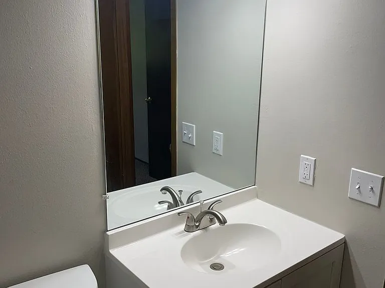Executive East Apartments — Photo 14