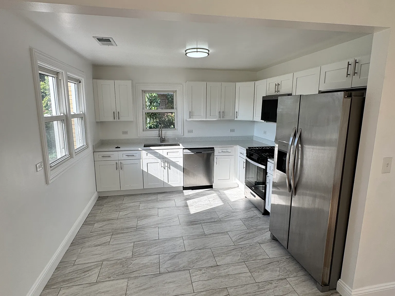 15919 Gauger Ave — Photo 3