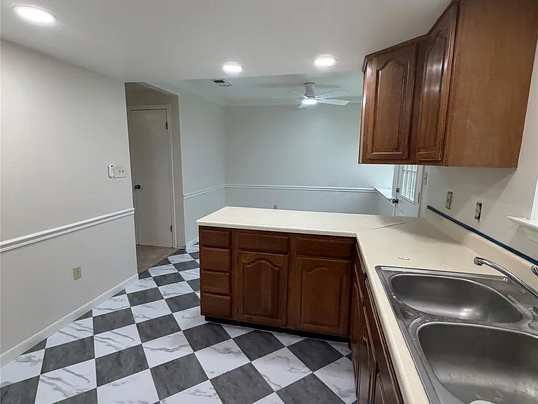 214 The Forest Rd — Photo 8