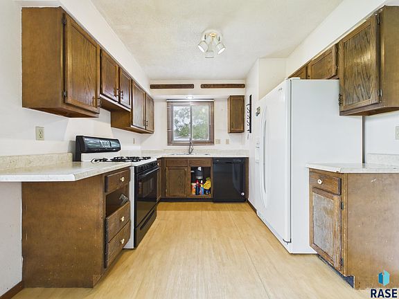5th image of 1104 S Joliet Ave