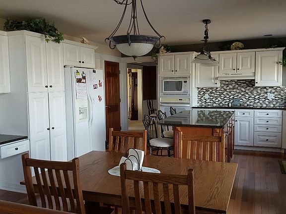 3rd image of 8 Sussex Ln