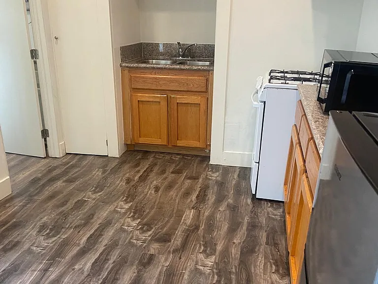 6477 1/4 Lexington Ave — Photo 7