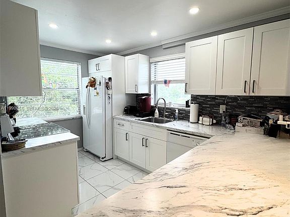 3rd image of 3776 Inverrary Blvd APT 301R