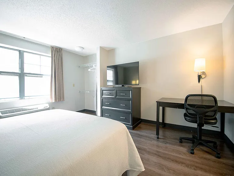 Deluxe Studio - 1 King Bed