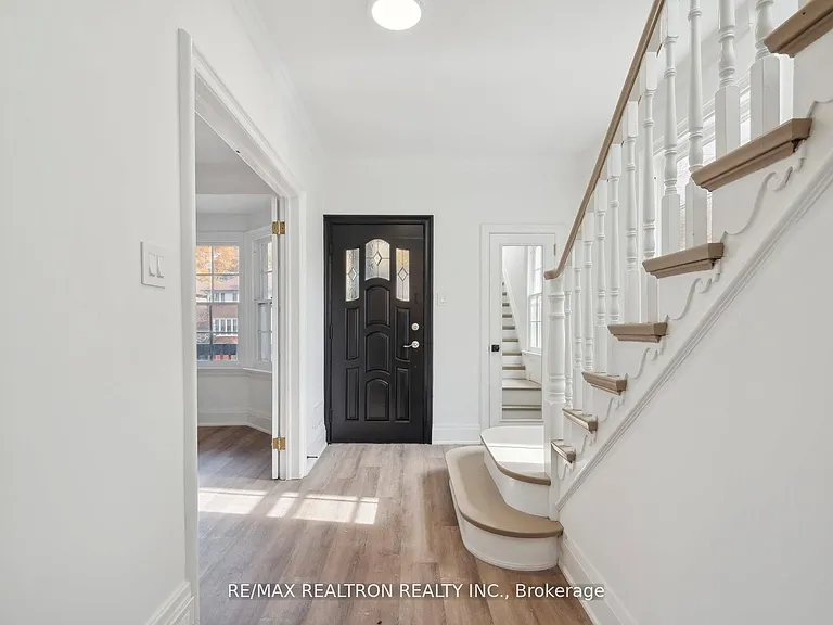 6 Woodvale Cres — Photo 3