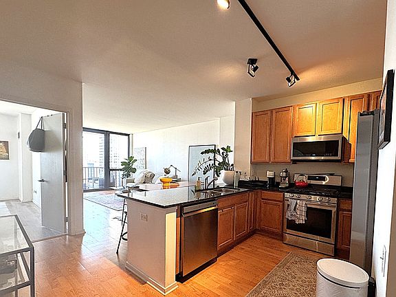 5th image of 210 S Desplaines St APT 1409
