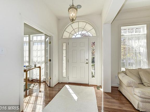 3rd image of 305 Summer Garden Way