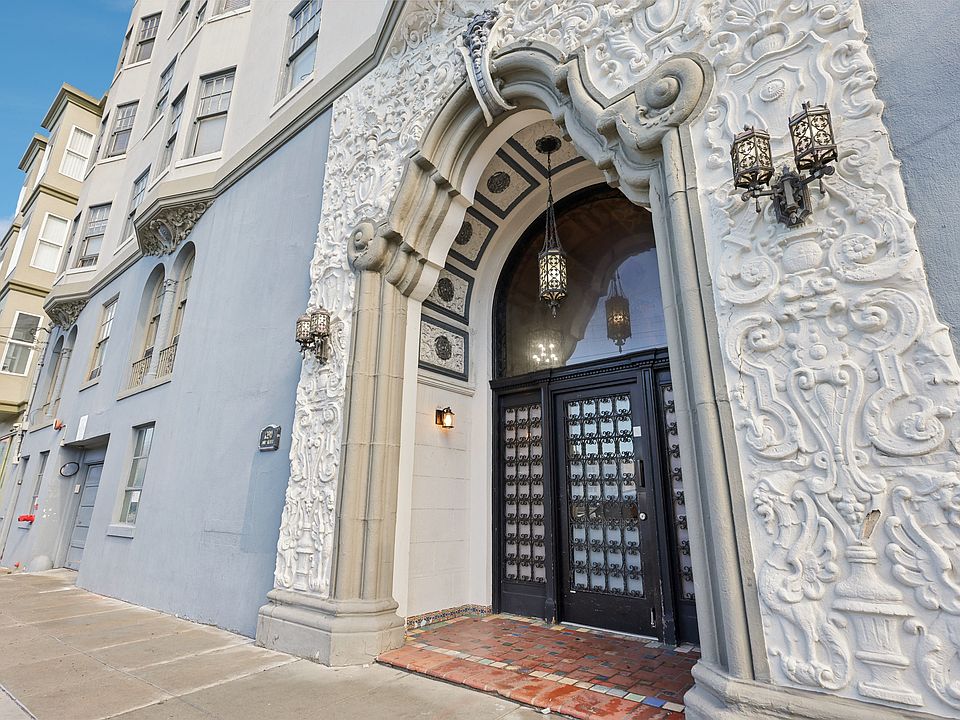 Main entrance door of the apartment building at 1290 20th Ave, San Francisco, CA 94122, USA