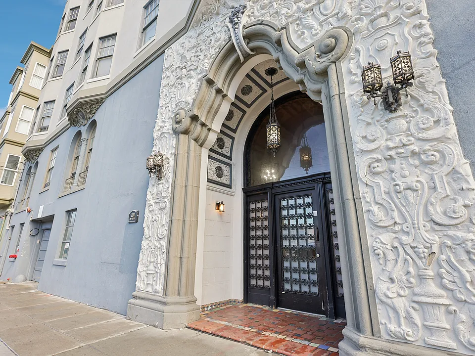 Main entrance door of the apartment building at 1290 20th Ave, San Francisco, CA 94122, USA