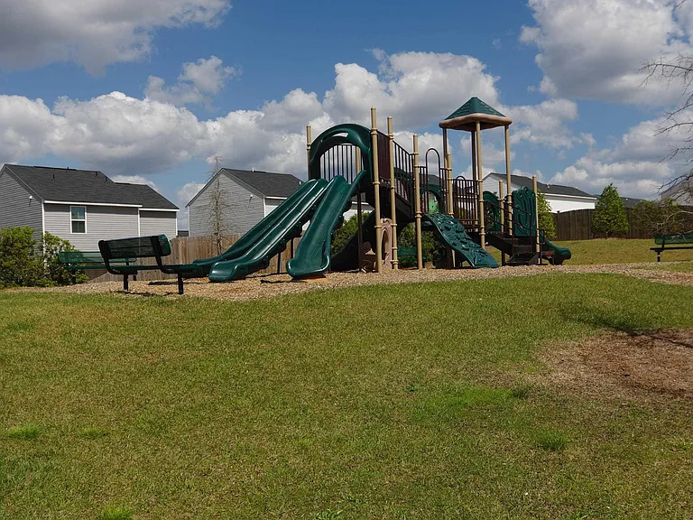 385 Saskatoon Dr — Photo 3