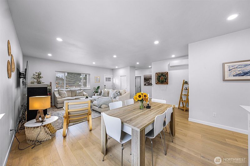 4th image of 215 Puget Street