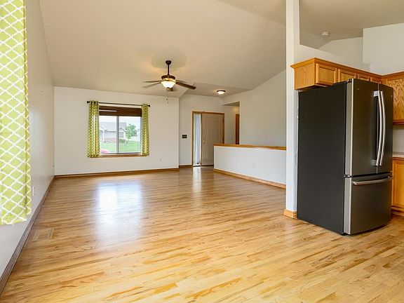 4th image of 2231 E Surrey Ln