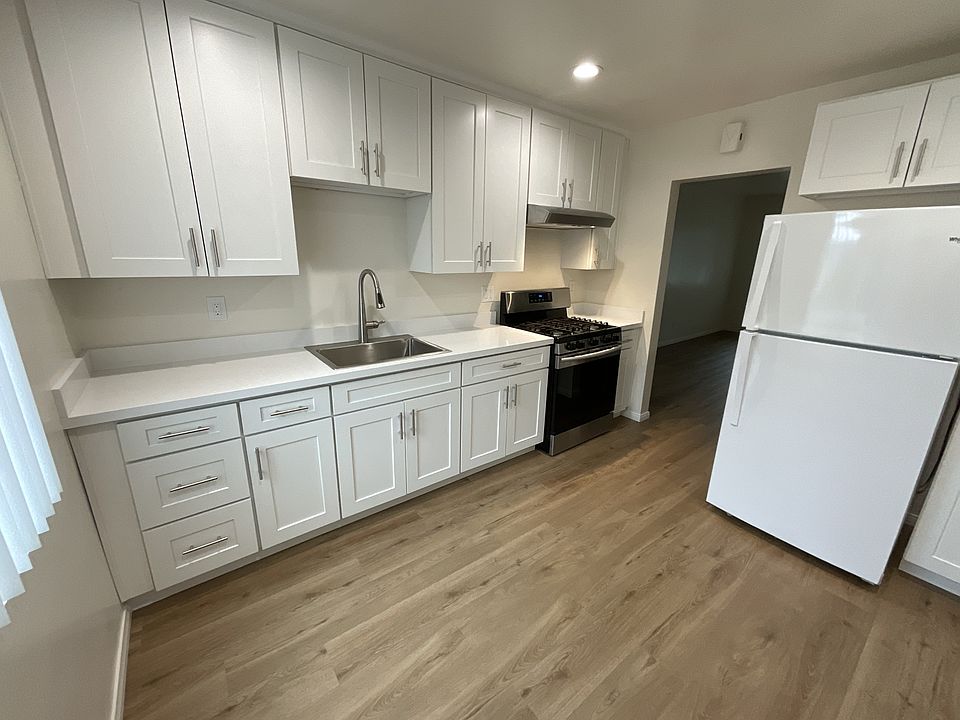 Kitchen - Arctic White cabinets w/soft-close doors/drawers. Large pantry and lots of storage.