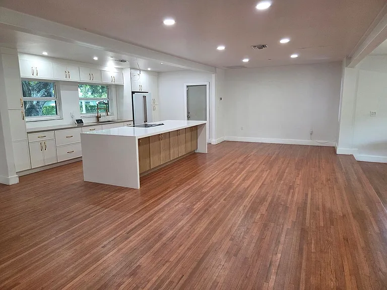 13040 N Miami Ave — Photo 2
