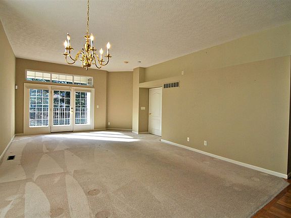 4th image of 979 Oakmont Ct